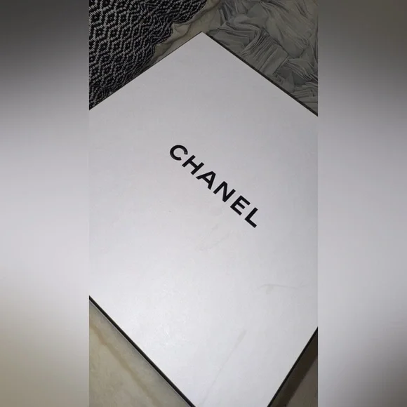 CHANEL Authentic XL GiftBox Set
Sealed Logo Tissue & CC Seals
CollectorPackaging - Picture 7 of 8